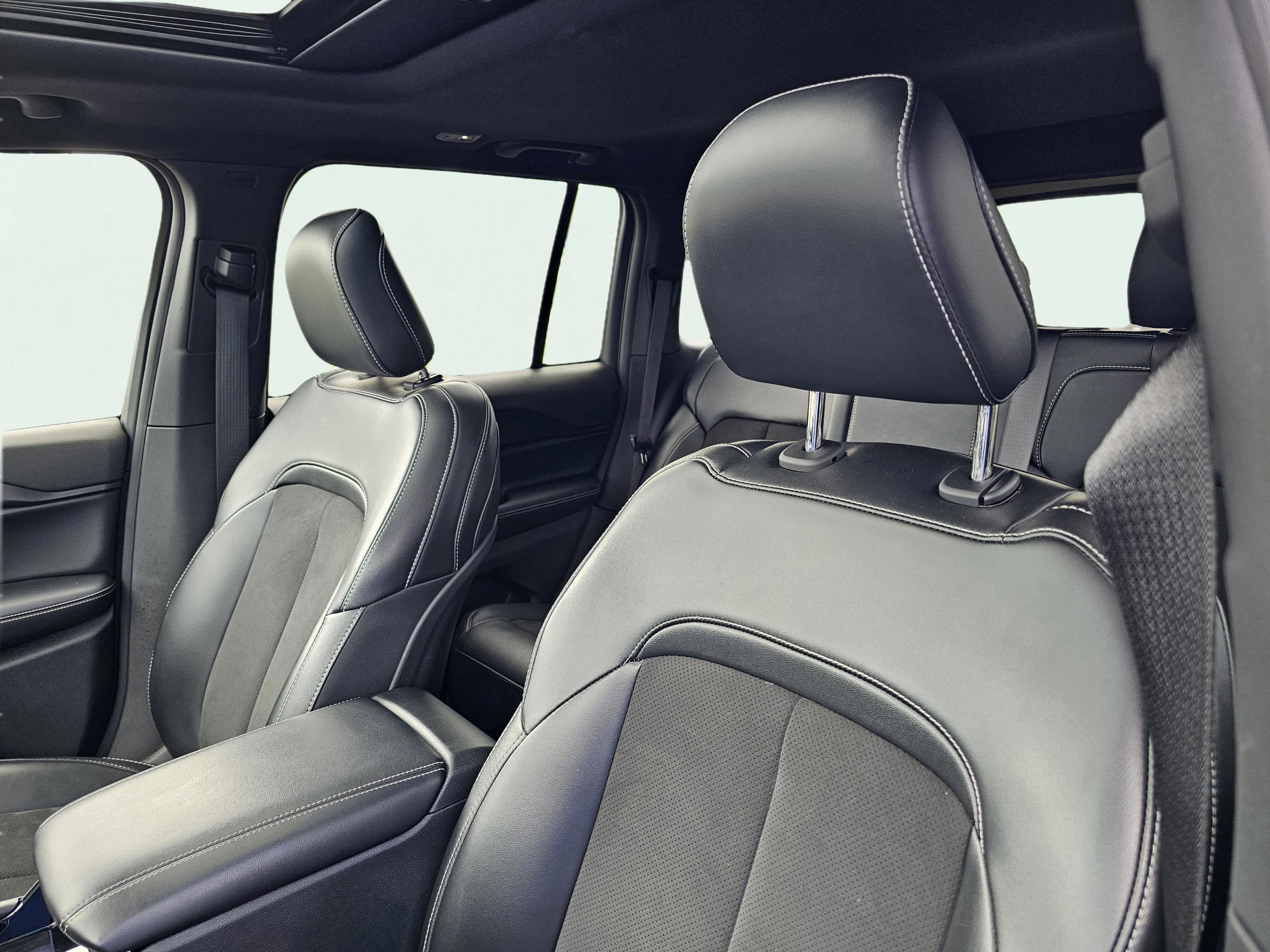 Used 2023 Silver Zynith Jeep Altitude image 17