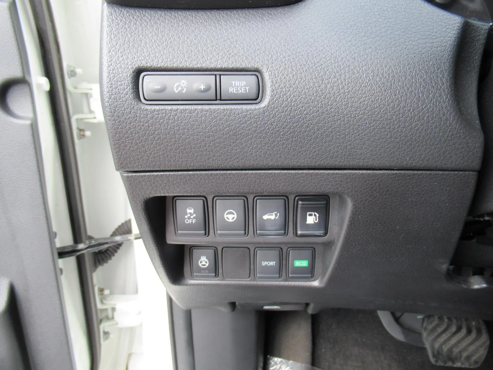 Used 2018 White Nissan SL image 21
