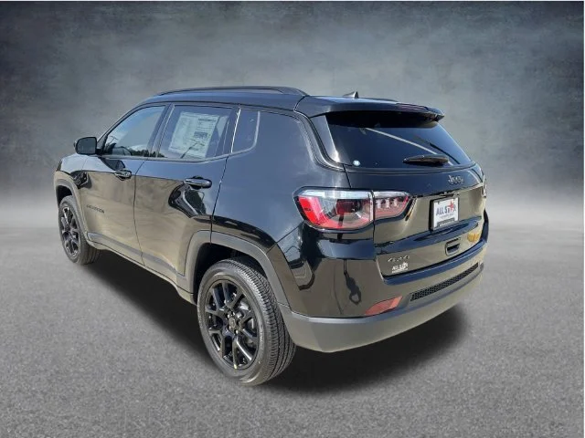 New 2026 Diamond Black Crystal Pearl-Coat Exterior Paint Jeep Latitude image 6