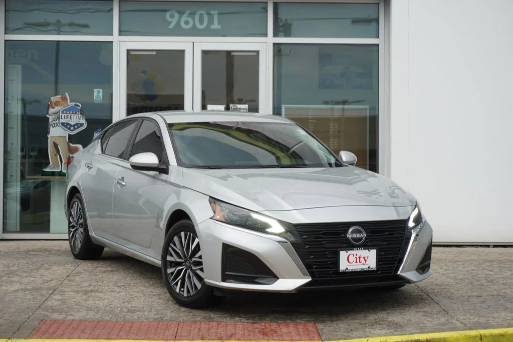 Used 2023 Silver Nissan 2.5 SV image 3