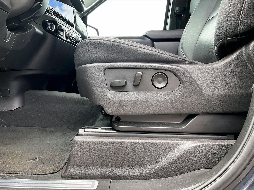 Used 2025 Silver GMC SLT image 27