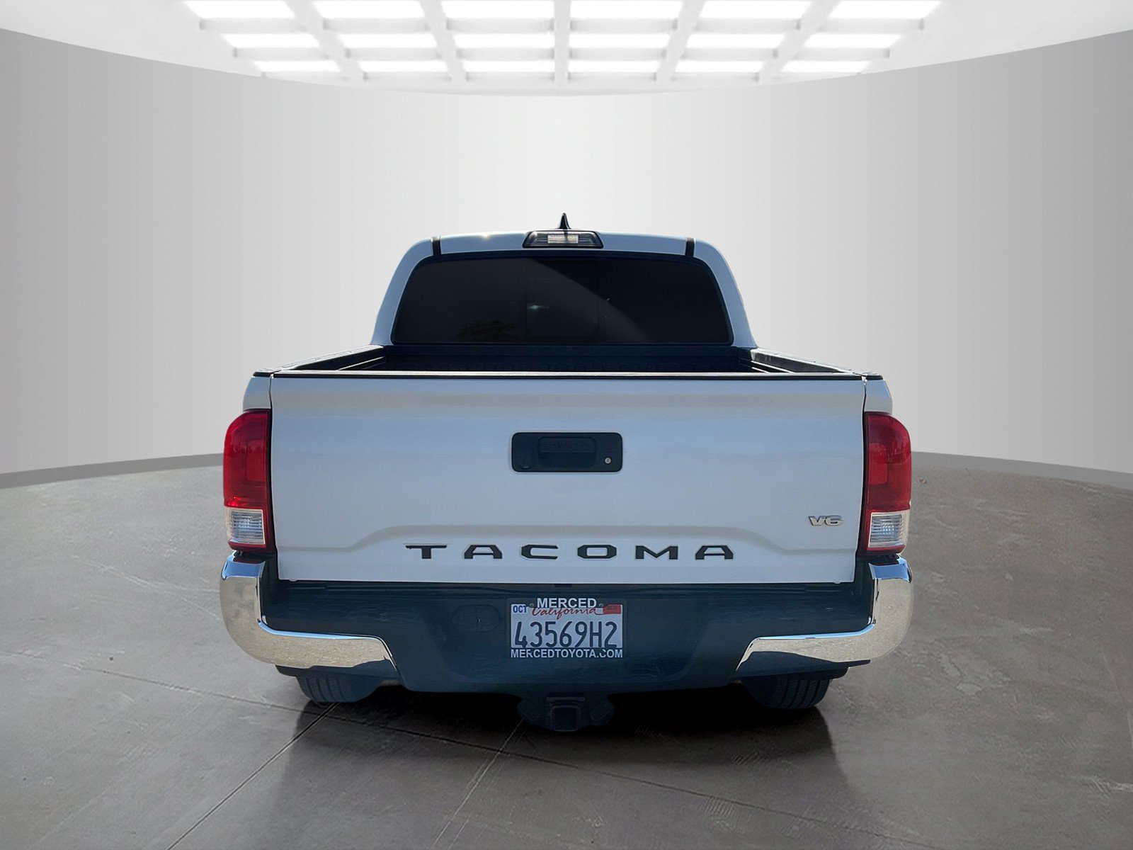Used 2017 Super White Toyota SR5 image 4