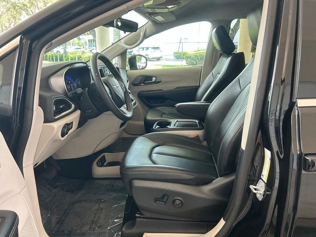 Used 2024 Black Chrysler Touring L image 6