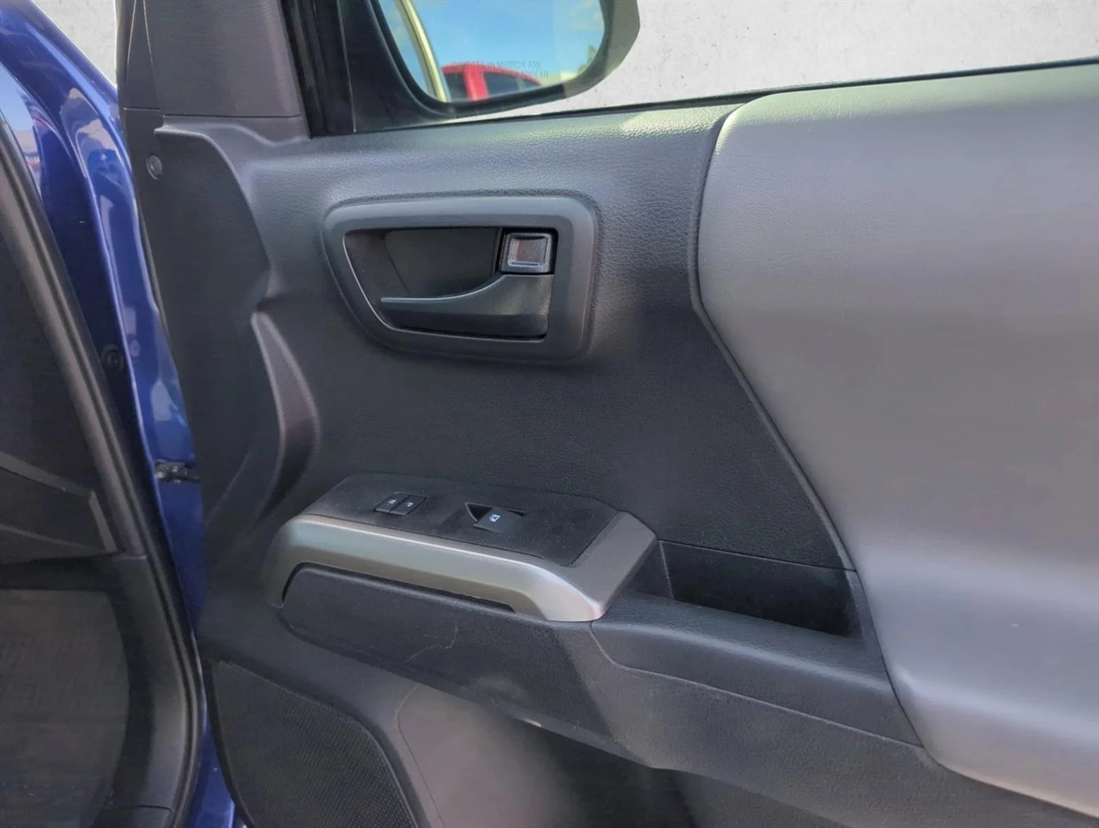 Used 2023 Blue Crush Metallic Toyota SR5 image 28