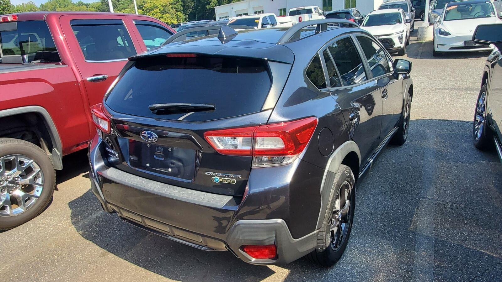 Used 2018 Dark Gray Metallic Subaru Premium image 9