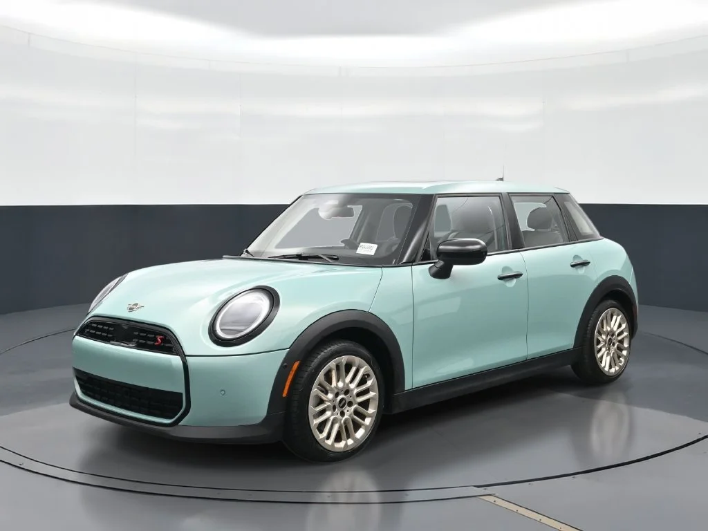 Certified Used 2025 Green MINI Signature Plus image 1