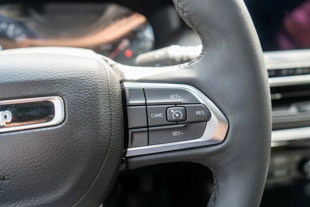 Used 2023 White Jeep Latitude image 24