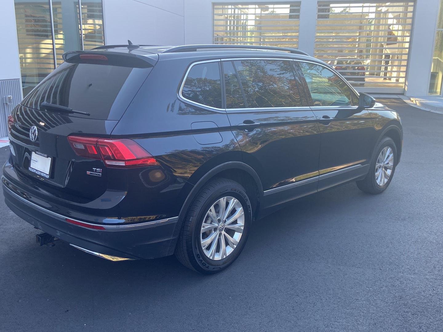 Used 2018 Deep Black Pearl Metallic Volkswagen SE image 5