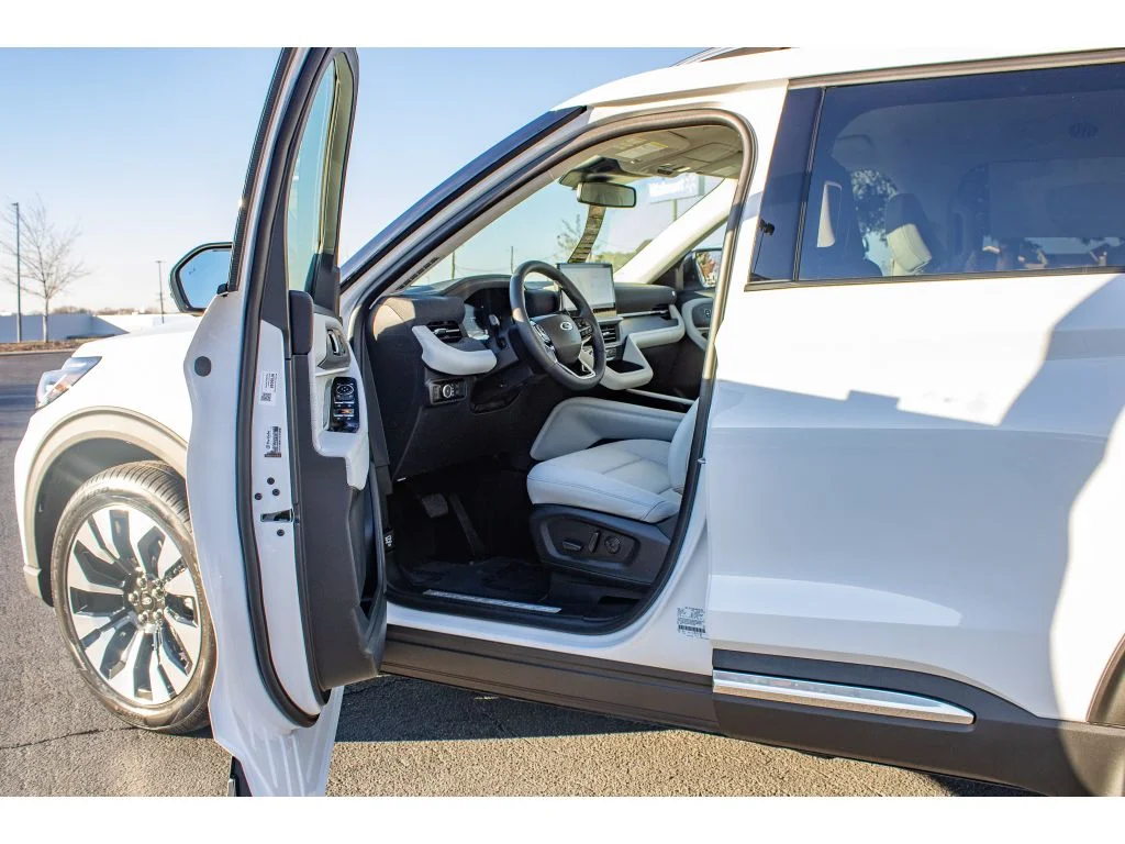 New 2026 Star White Metallic Tri-Coat Ford Platinum image 14