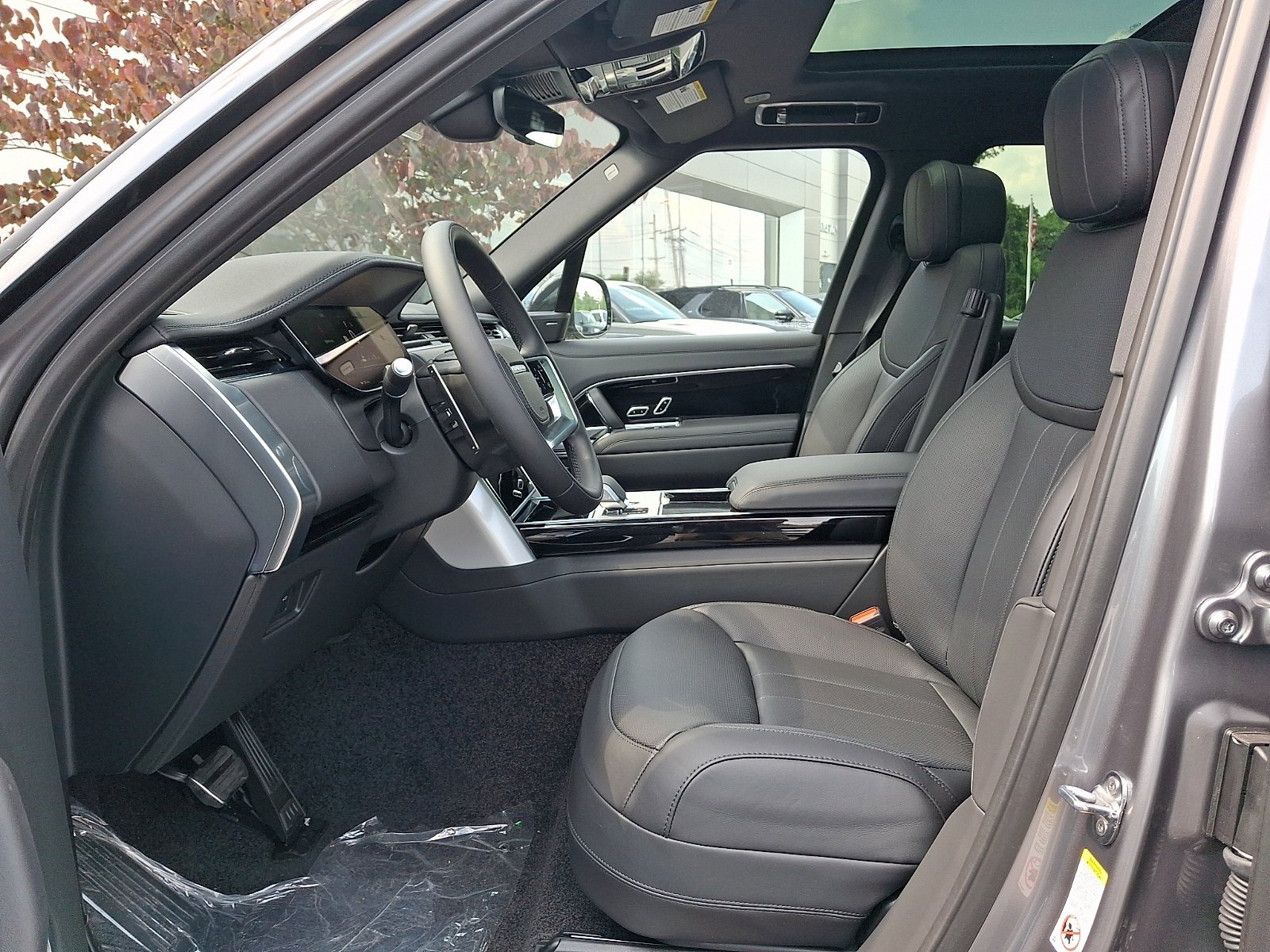 New 2026 Eiger Grey Land Rover SE image 11