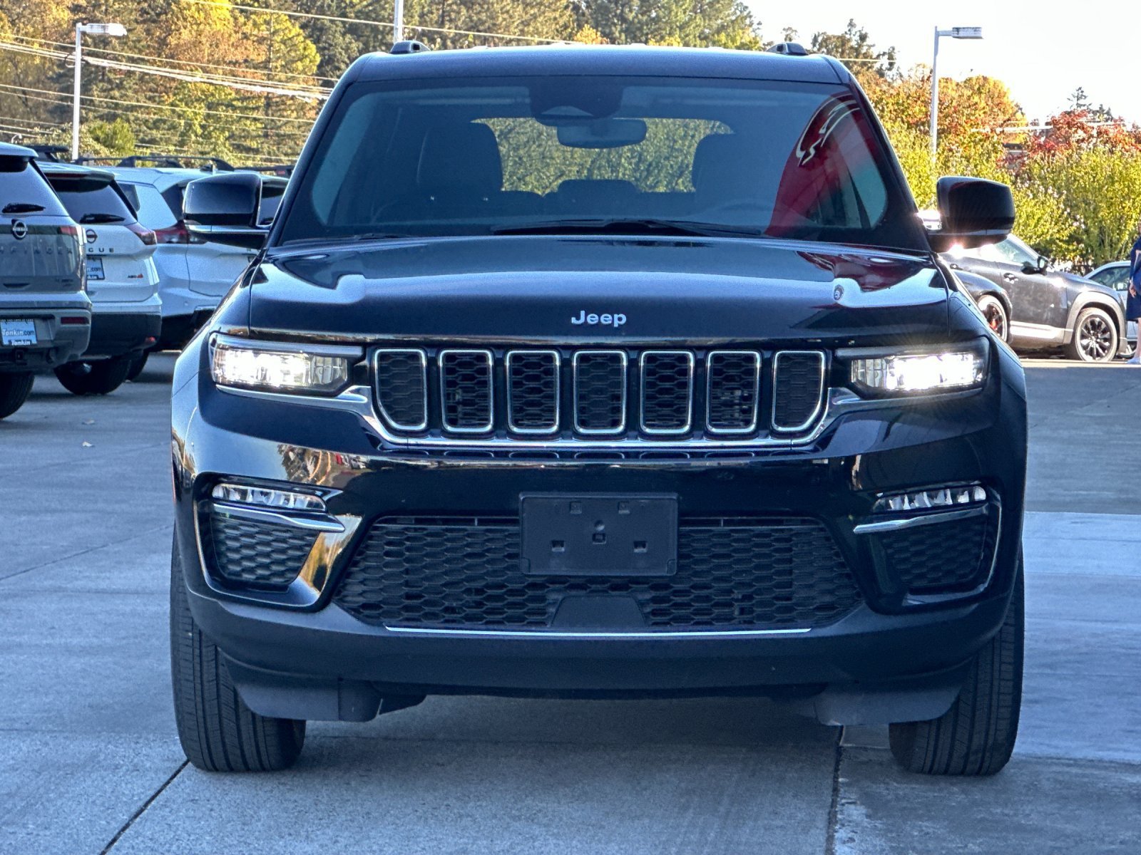 Used 2023 Diamond Black Crystal Pearlcoat Jeep Limited image 9