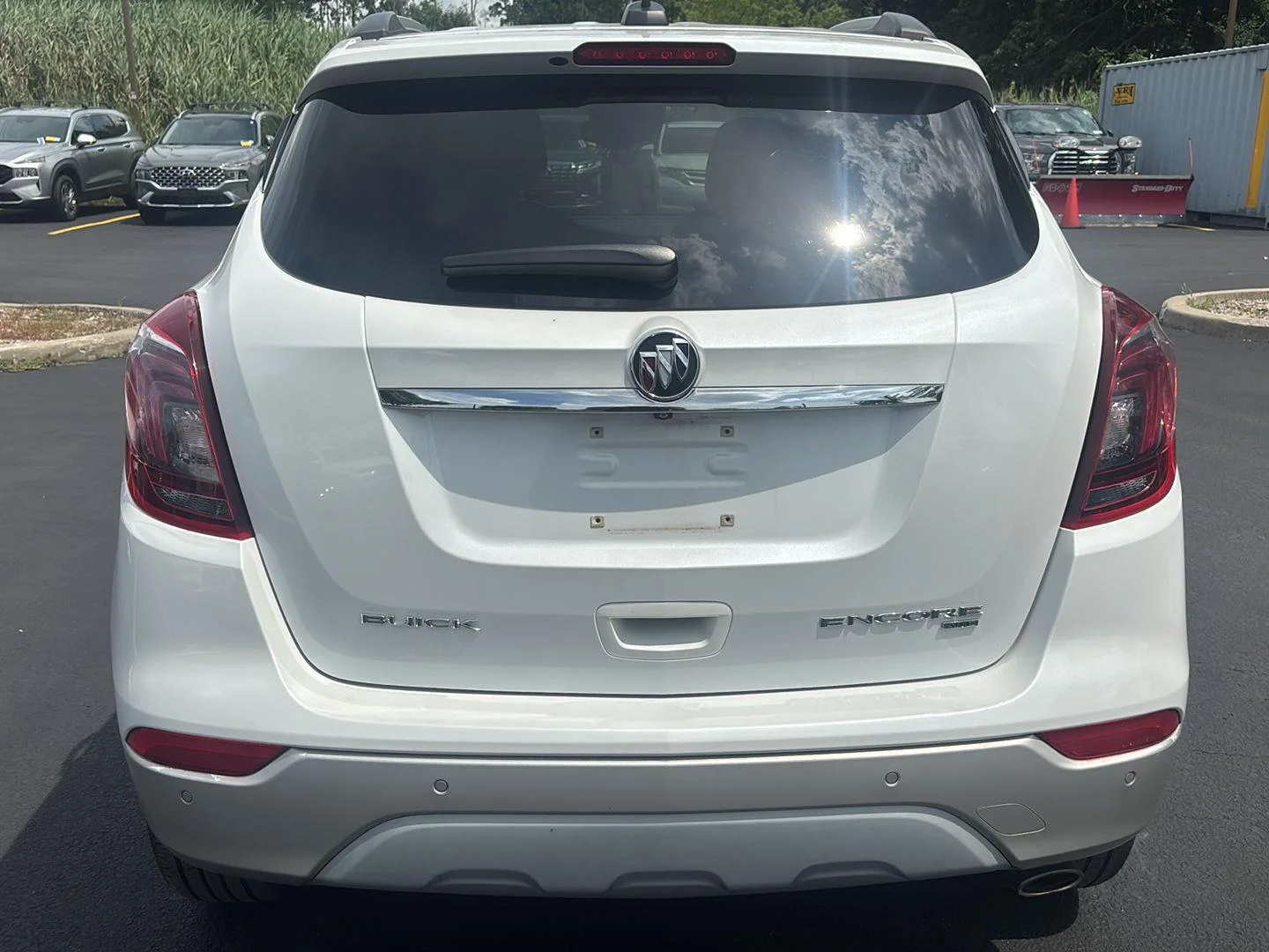 Used 2018 White Frost Tricoat Buick Premium image 5