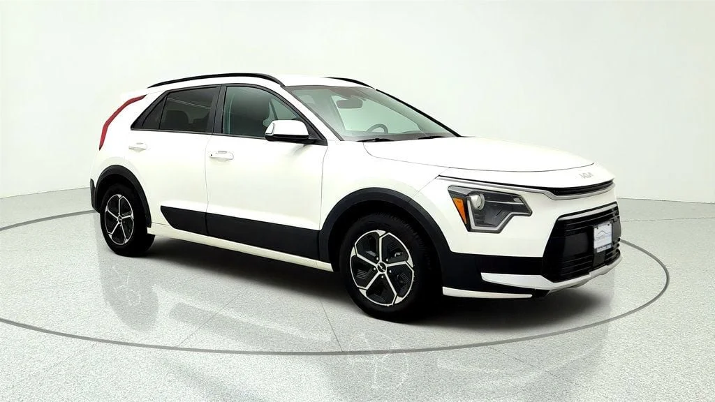 Used 2024 Snow White Pearl Kia EX FWD image 3
