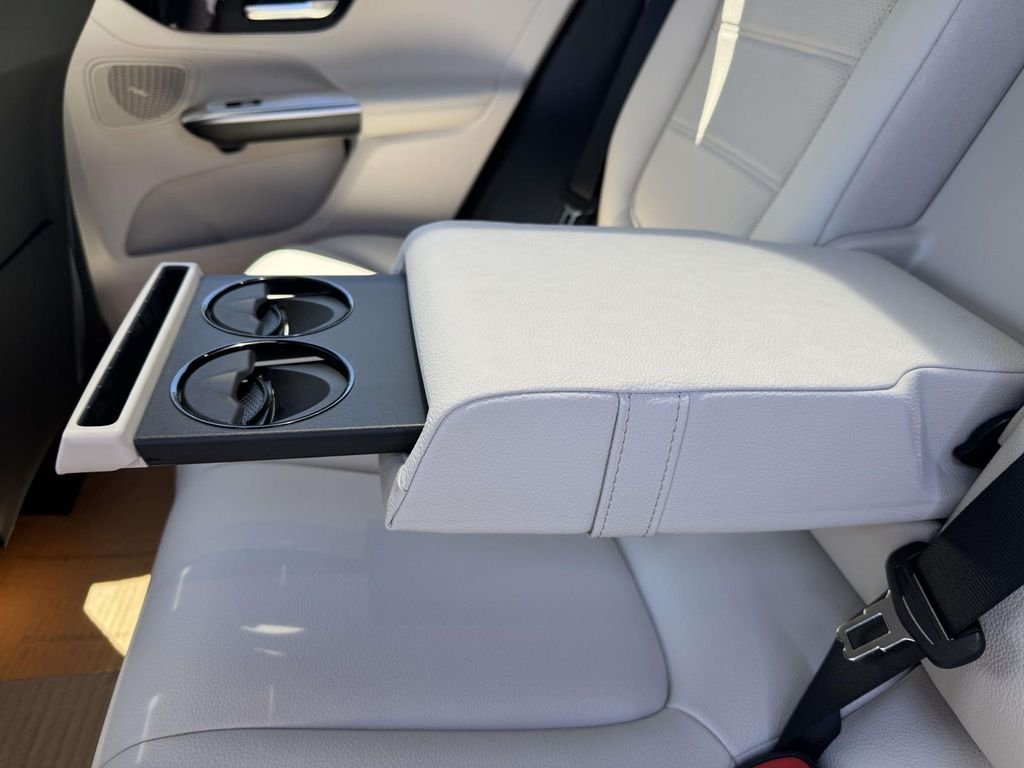 New 2026 Polar White Mercedes-Benz GLC 300 image 31