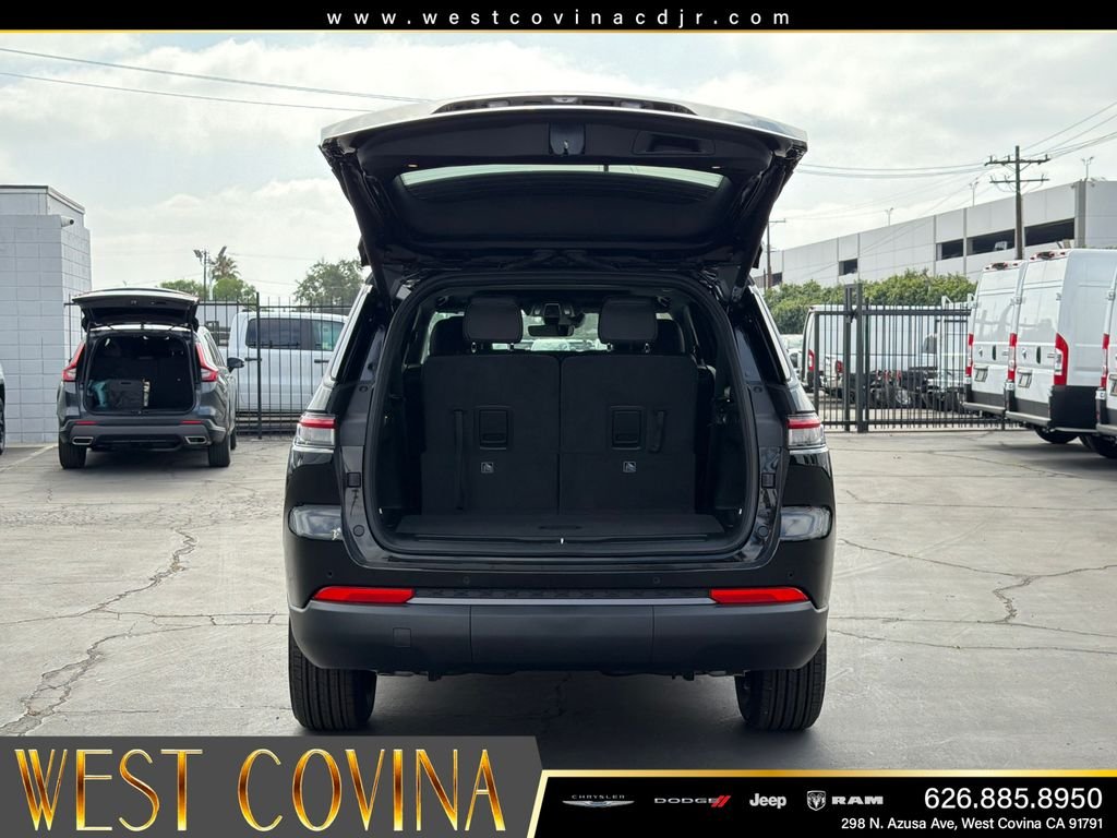 New 2026 Diamond Black Crystal Pearl-Coat Exterior Paint Jeep Altitude image 19