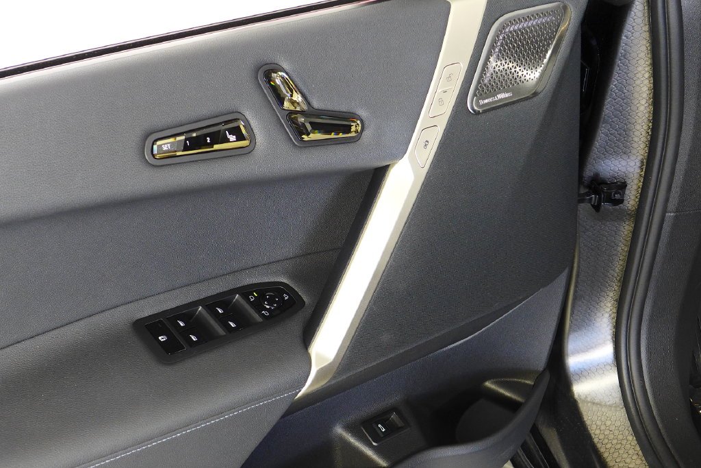 Certified Used 2023 Black Sapphire Metallic BMW M60 image 11