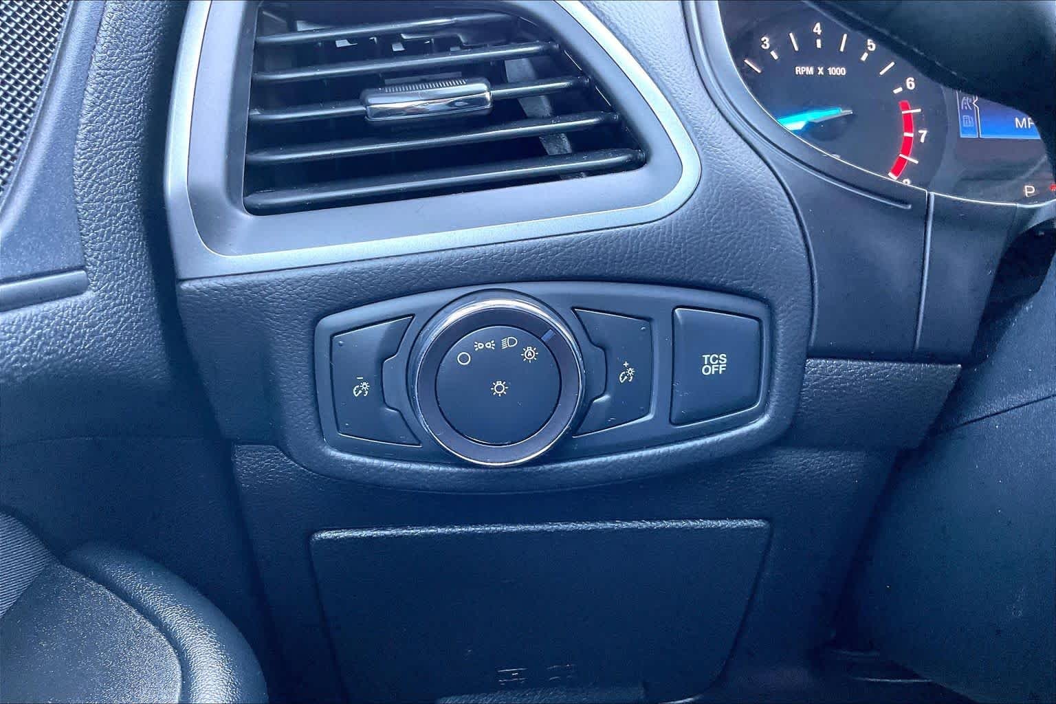 Used 2019 Ingot Silver Metallic Ford SE image 33