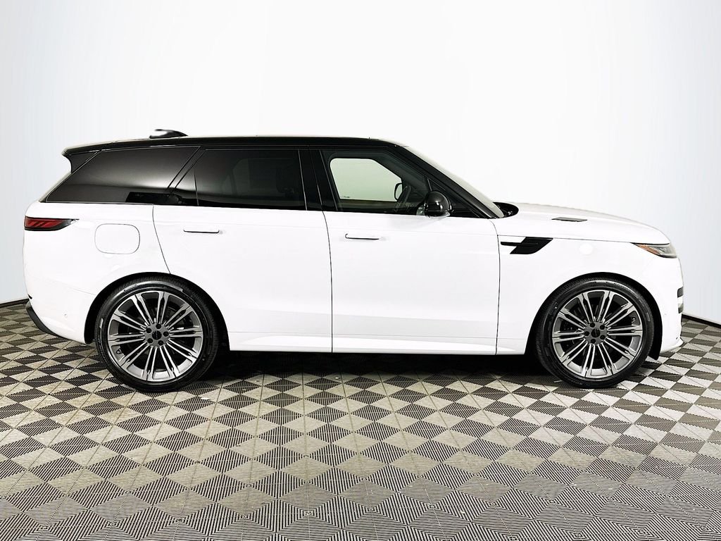 New 2026 Fuji White Land Rover Dynamic SE image 4