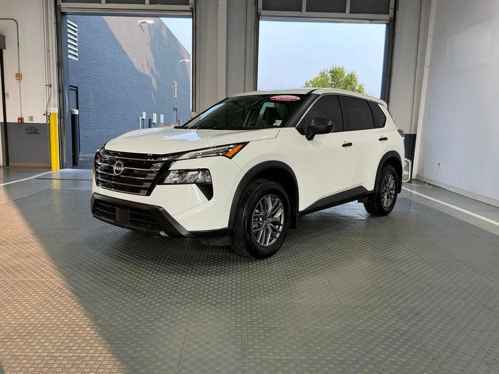 Certified Used 2025 Glacier White Nissan S image 2