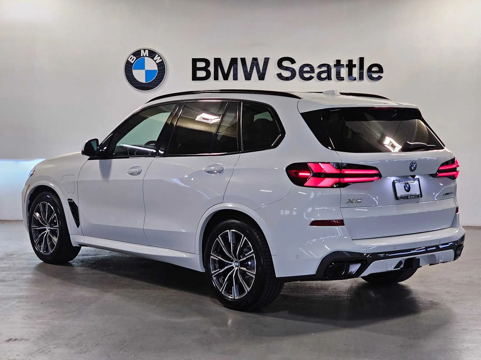 New 2026 Alpine White BMW xDrive50e image 4