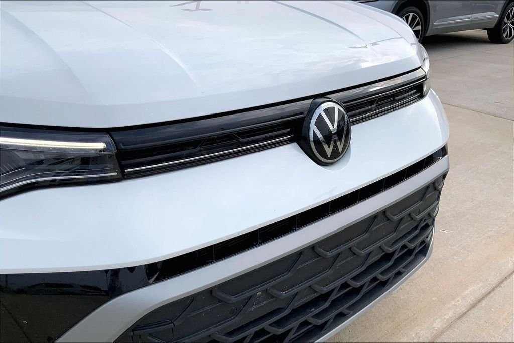 Certified Used 2025 Pure White Volkswagen 1.5T SE image 27