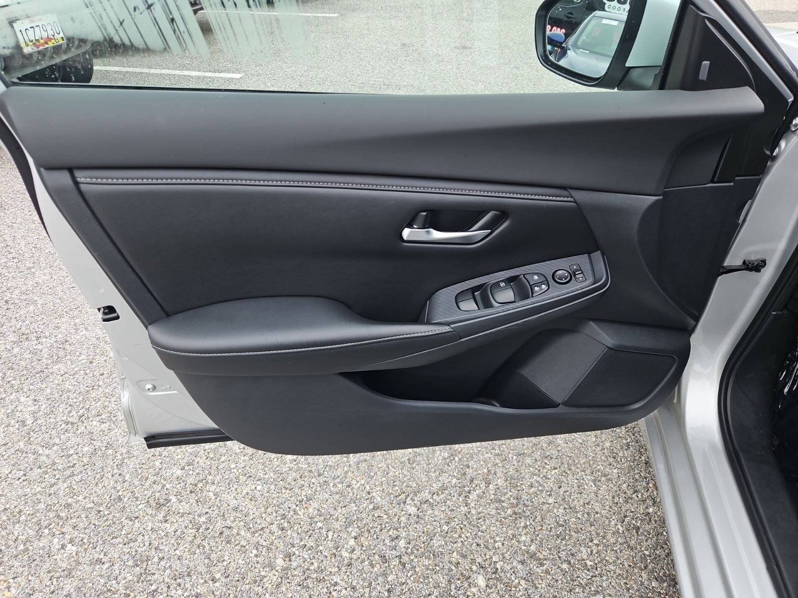 Used 2022 Silver Nissan S image 32