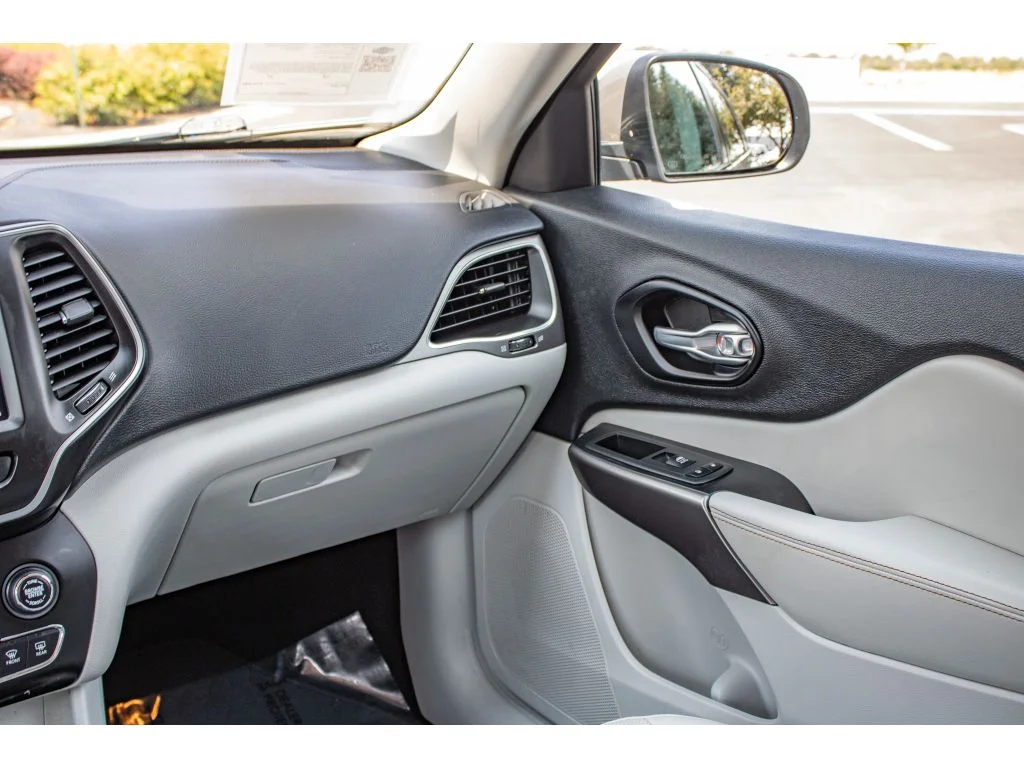 Used 2021 Sting-Gray Clearcoat Jeep Latitude Lux image 53