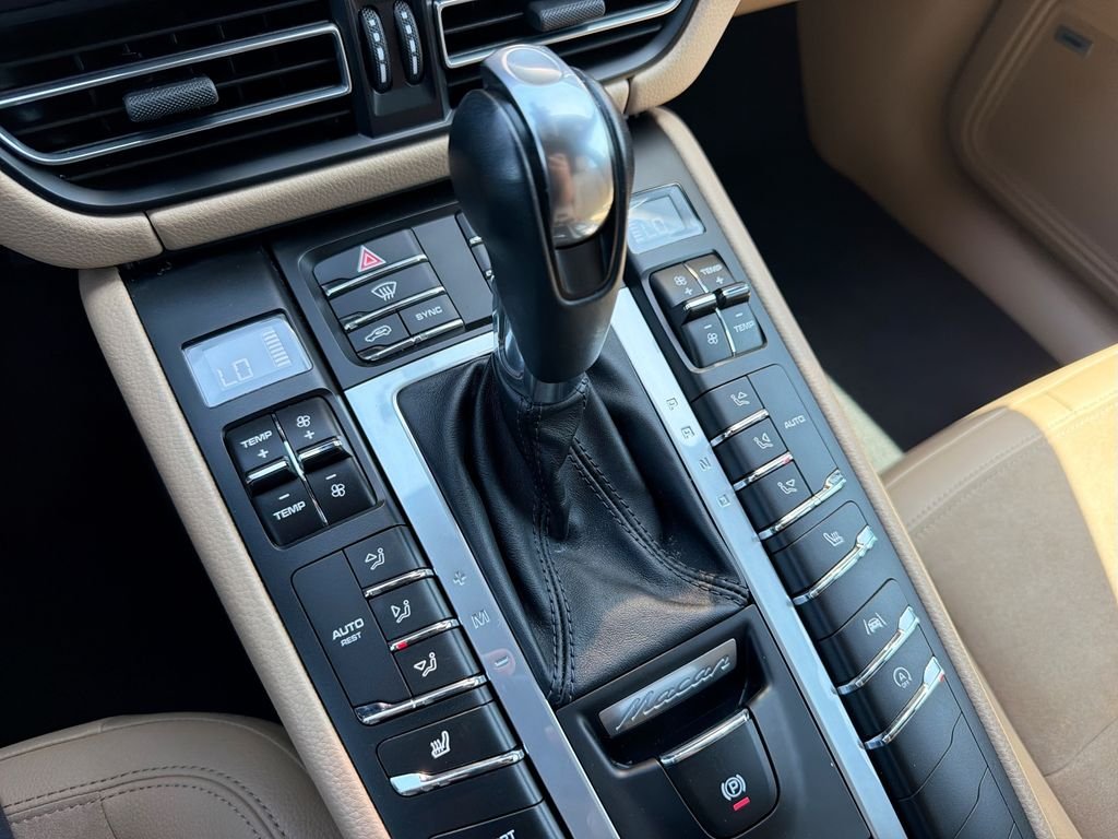 Used 2021  Porsche Base image 22