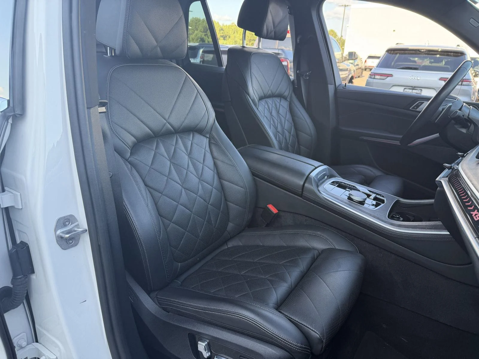 Used 2024 Mineral White Metallic BMW xDrive40i image 22