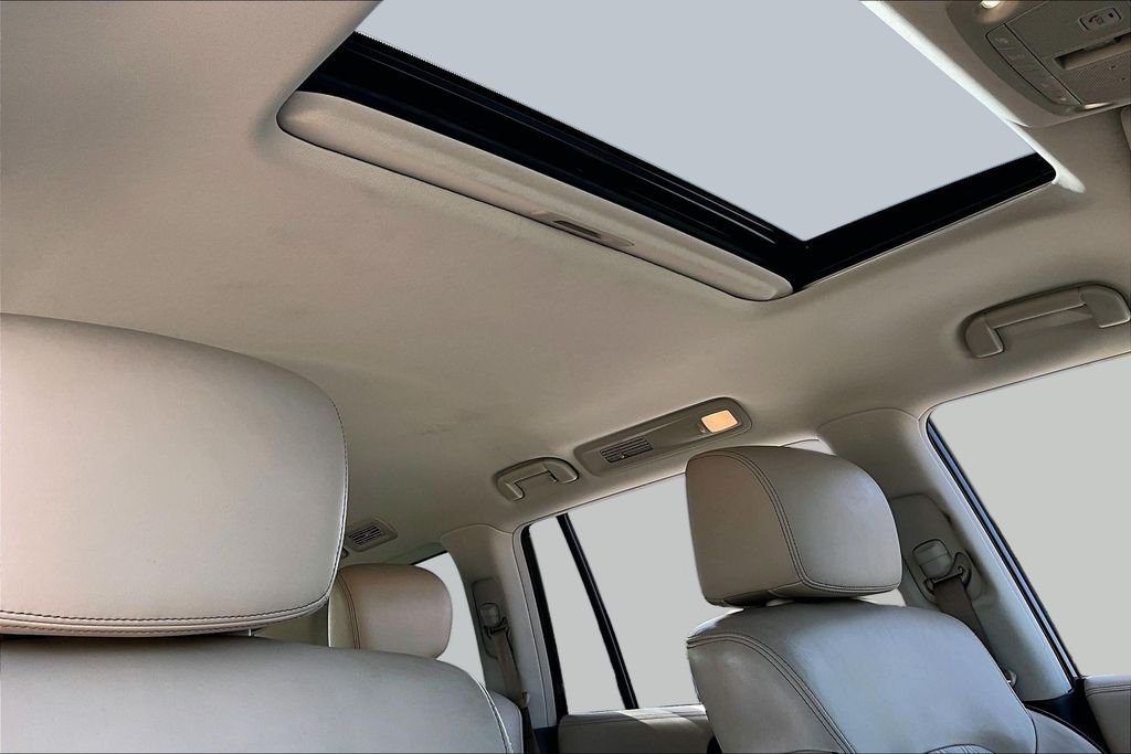 Used 2021 White Nissan Platinum image 17
