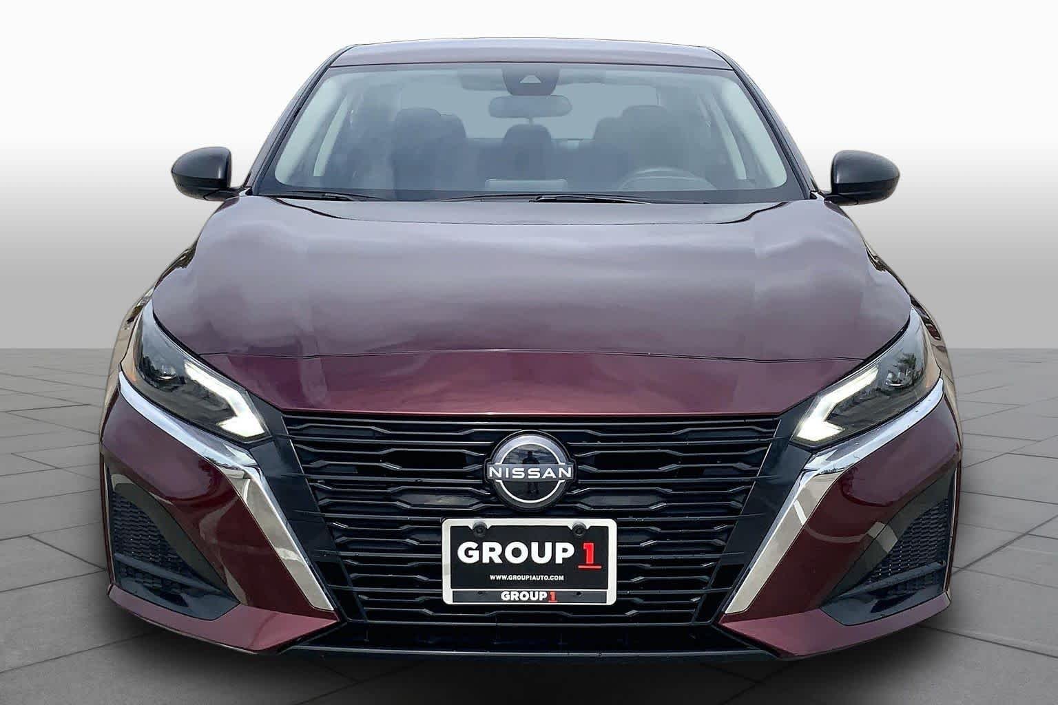 Used 2025 Garnet Pearl Metallic Nissan SV image 4