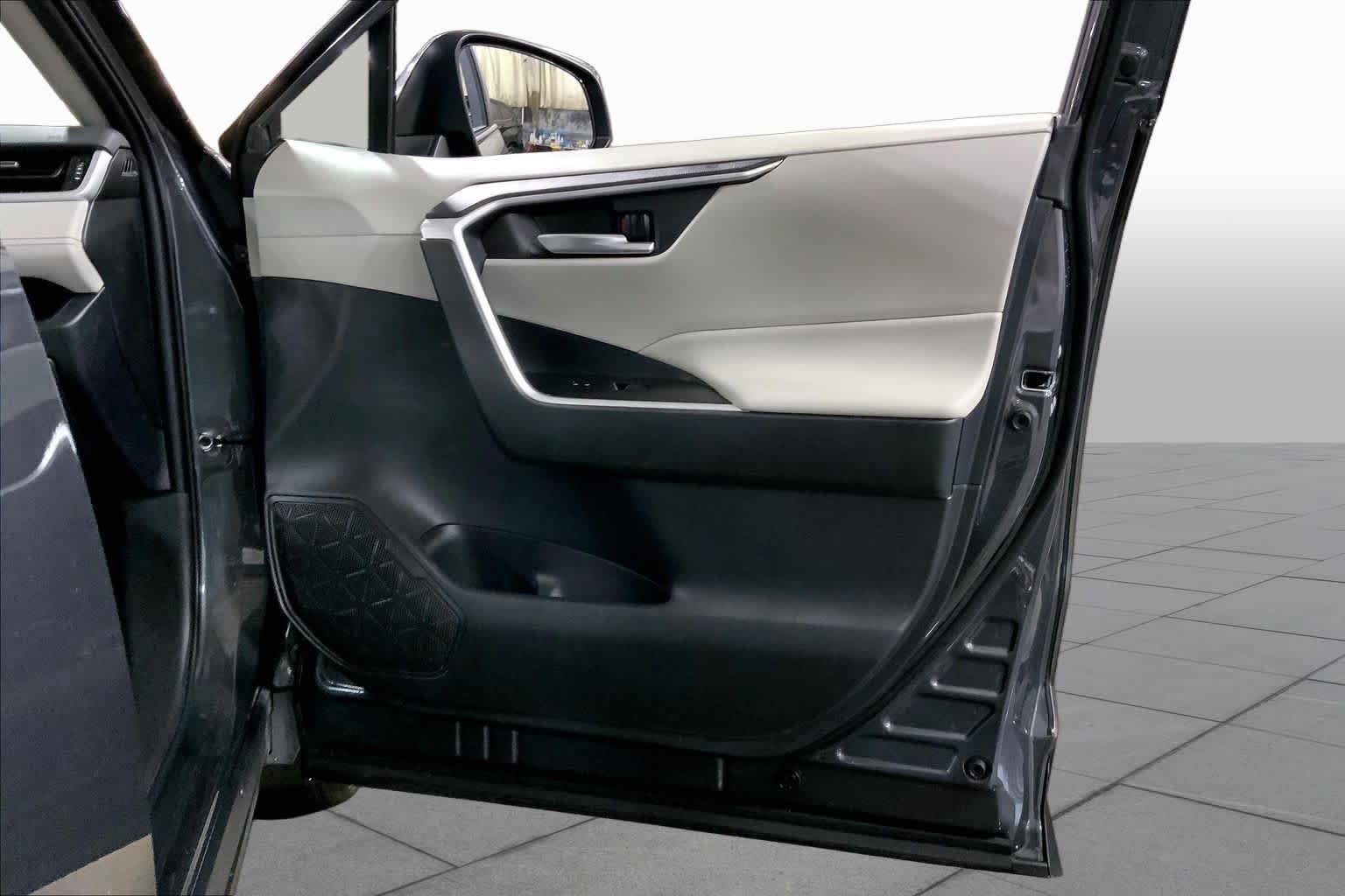 Used 2025 Magnetic Gray Metallic Toyota XLE Premium image 23