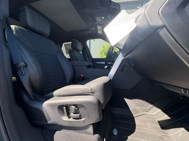 New 2026 Santorini Black Land Rover Dynamic SE image 19