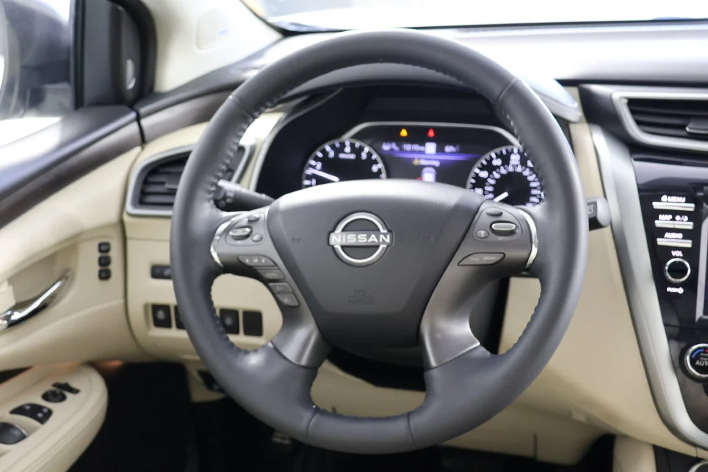 Used 2023 Pearl White Nissan Platinum image 10