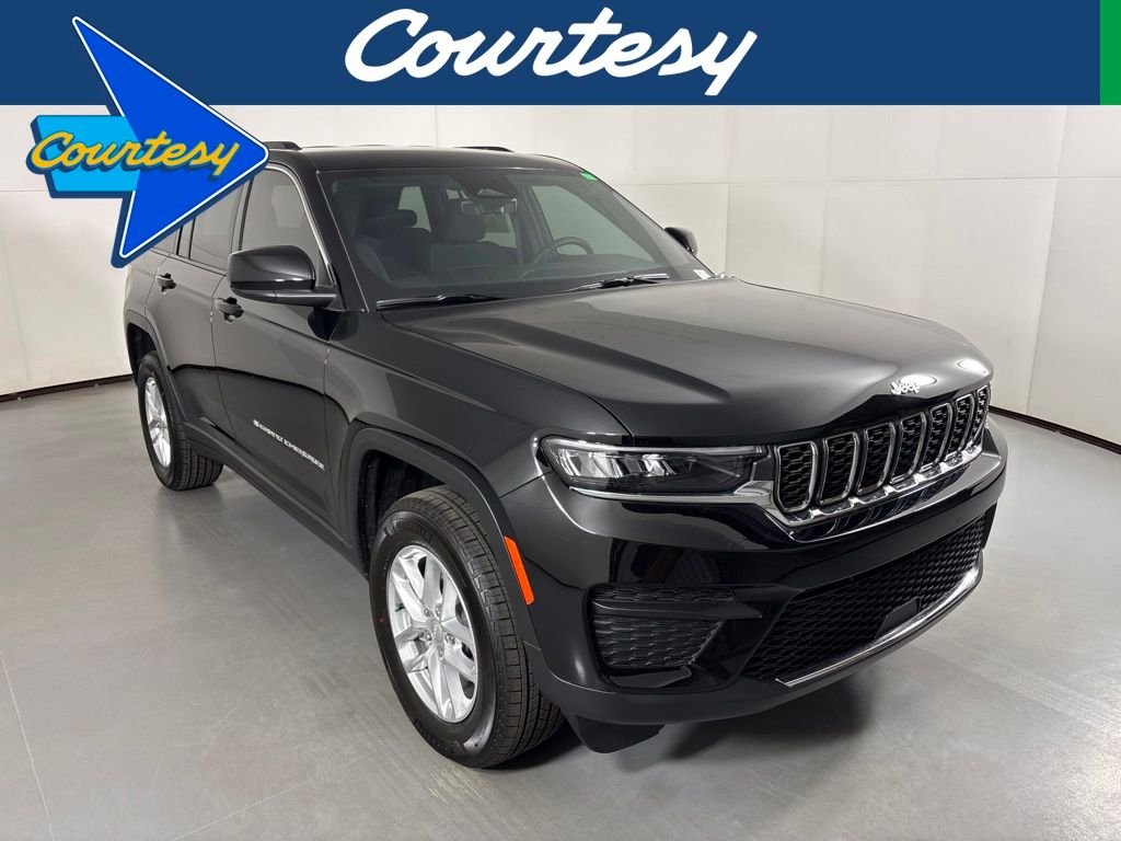 New 2026 Diamond Black Crystal Pearl-Coat Exterior Paint Jeep Laredo image 1
