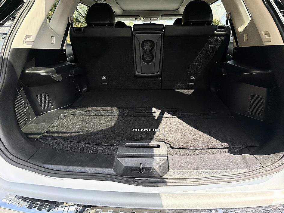 Used 2015 Brilliant Silver Nissan SL image 21