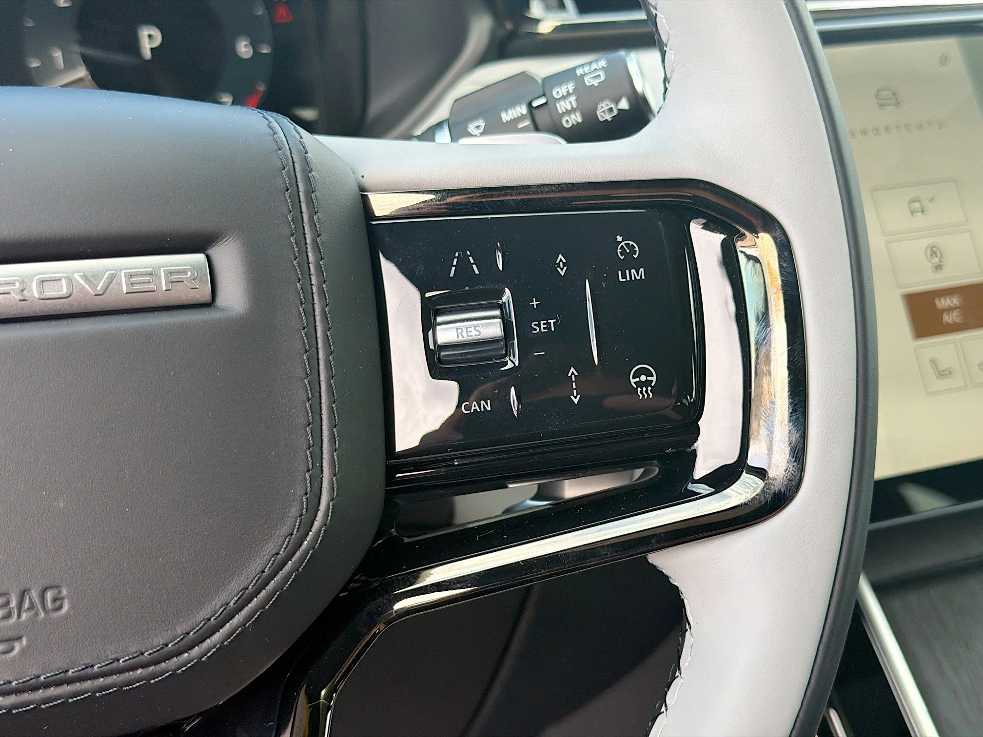 New 2026 Santorini Black Land Rover Dynamic SE image 39