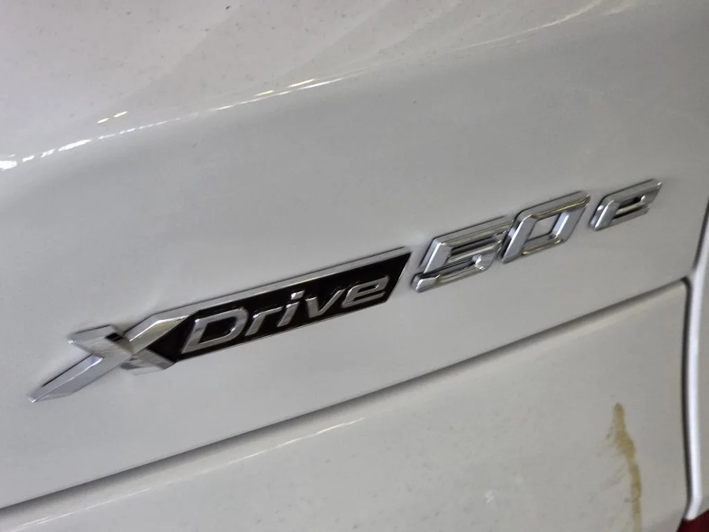New 2026 Mineral White Metallic BMW xDrive50e image 7