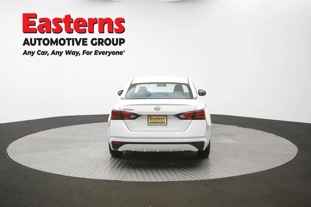 Used 2025 White Nissan 2.5 SV image 38