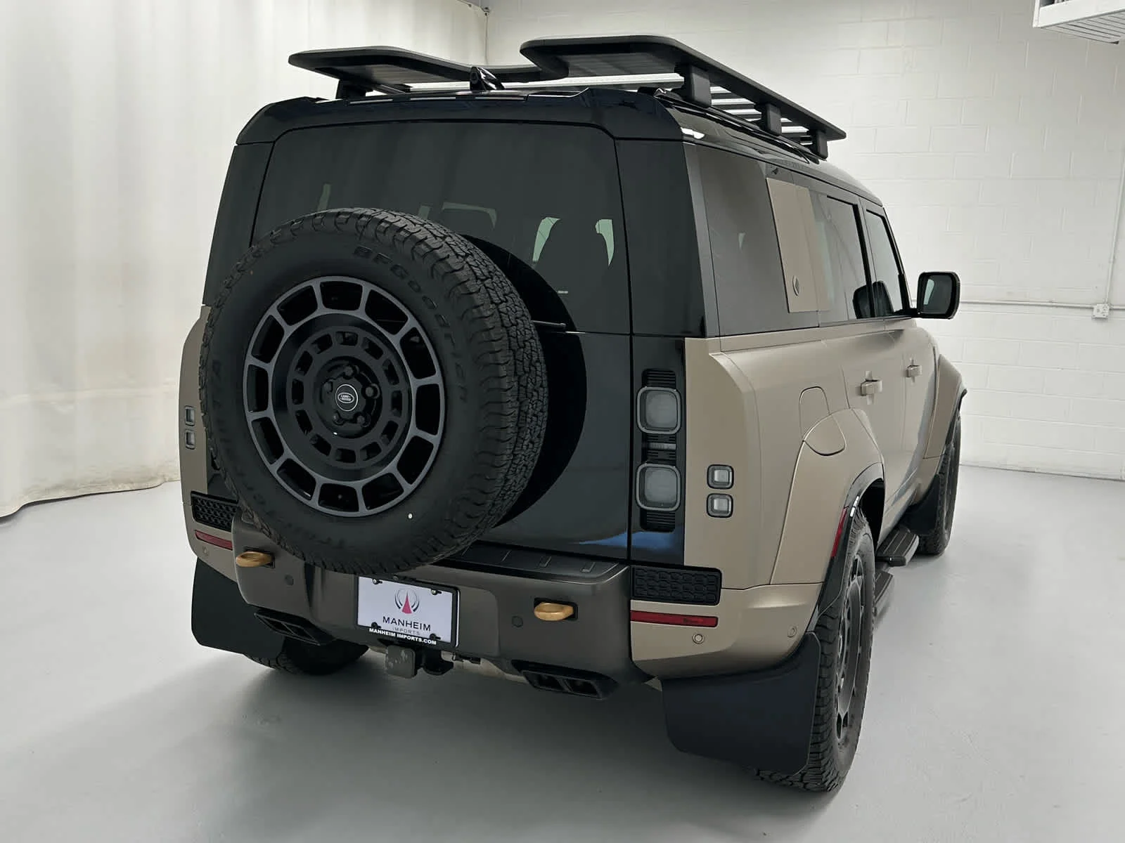 Used 2025 Petra Copper Premium Metallic Land Rover OCTA image 6