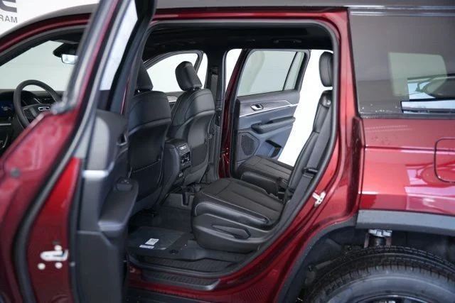 New 2025 Velvet Red Pearl-Coat Exterior Paint Jeep Limited image 29