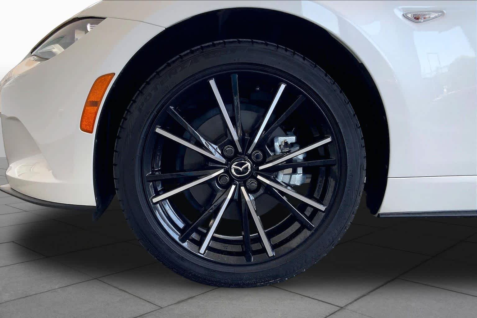 Used 2025 Snowflake White Pearl Mica Mazda Grand Touring image 11