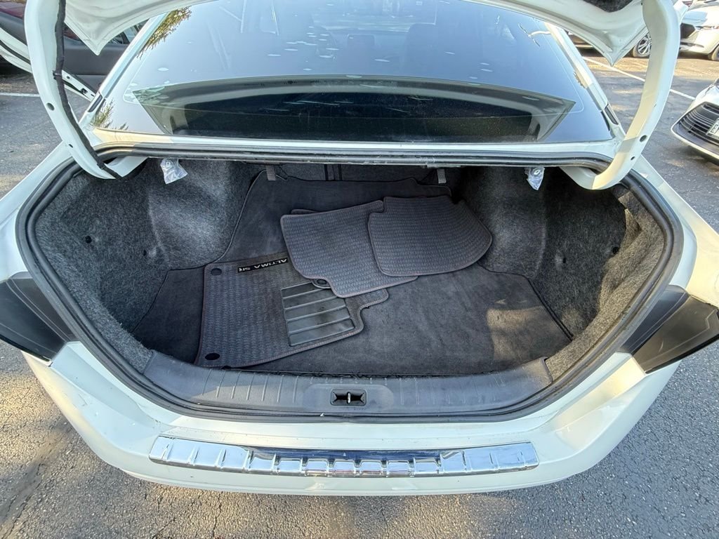 Used 2019 White Nissan 2.5 SR image 26