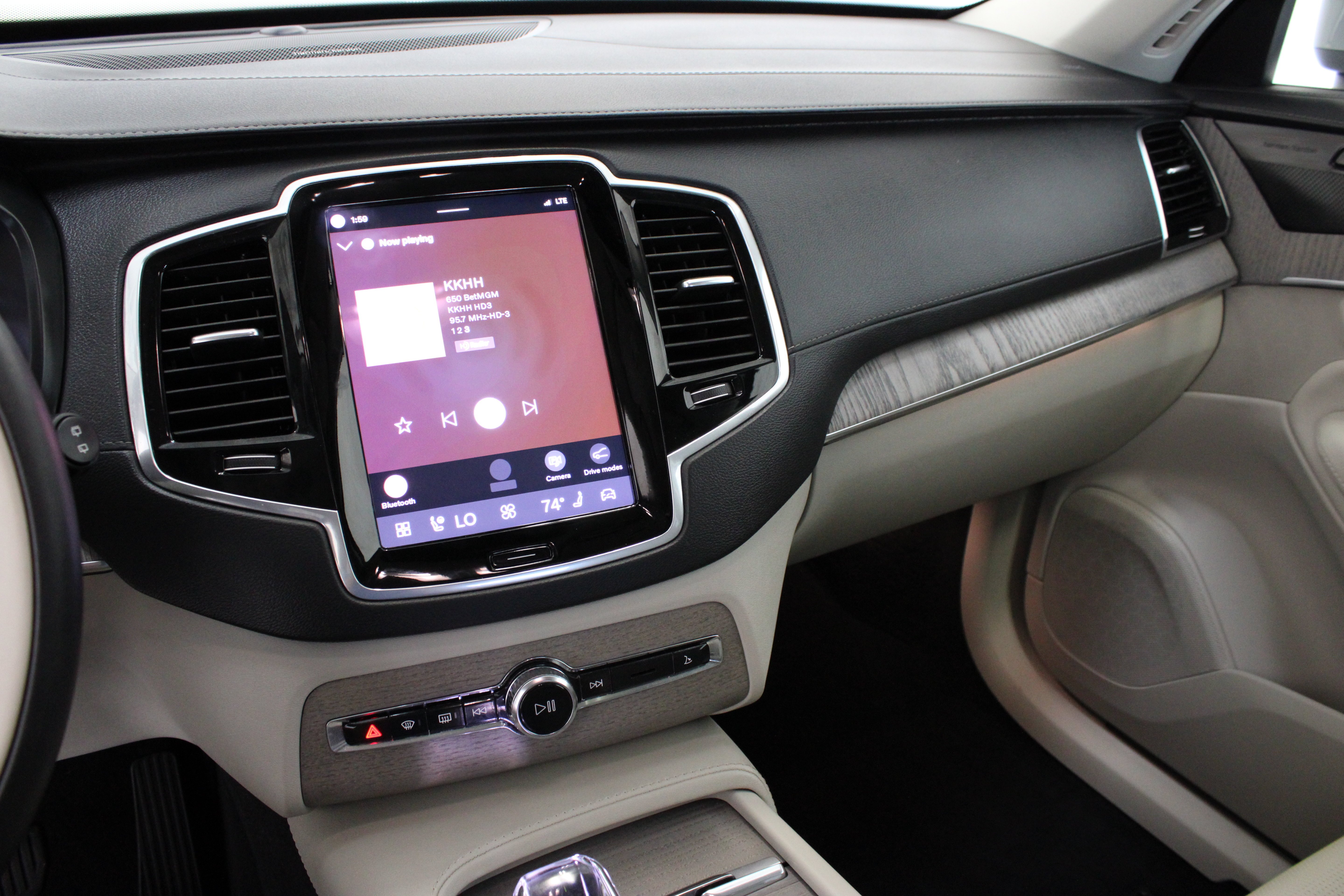 Used 2025 Vapour Grey Metallic Volvo Ultra 2.0T/Electric image 16