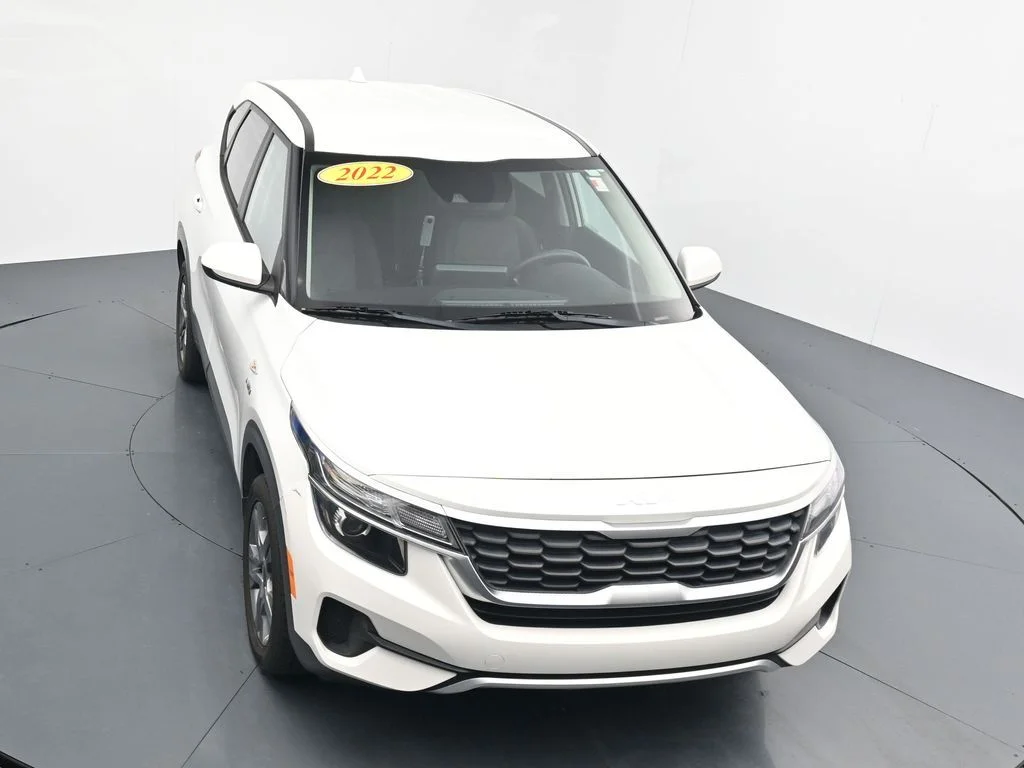 Used 2022 White Kia LX image 21