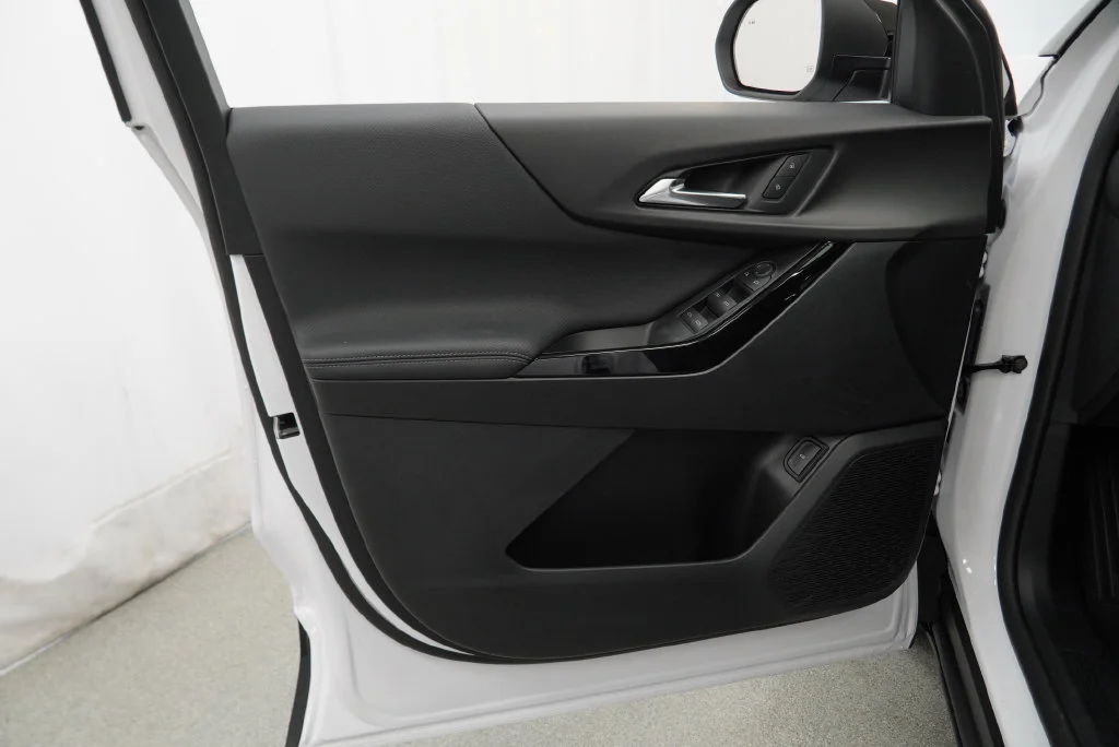 New 2027 Summit White Chevrolet LT image 30