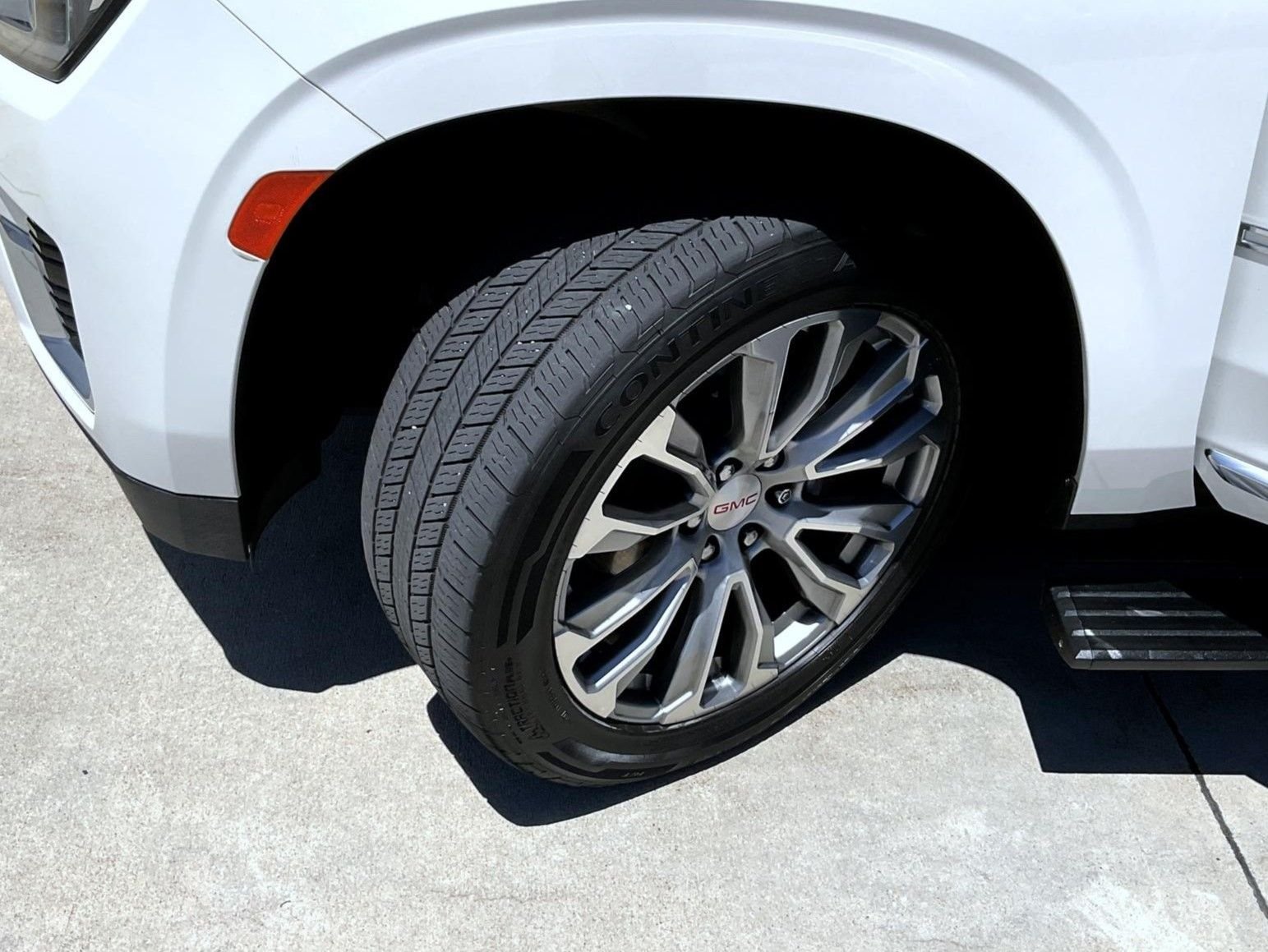 Used 2022 White GMC Denali image 26