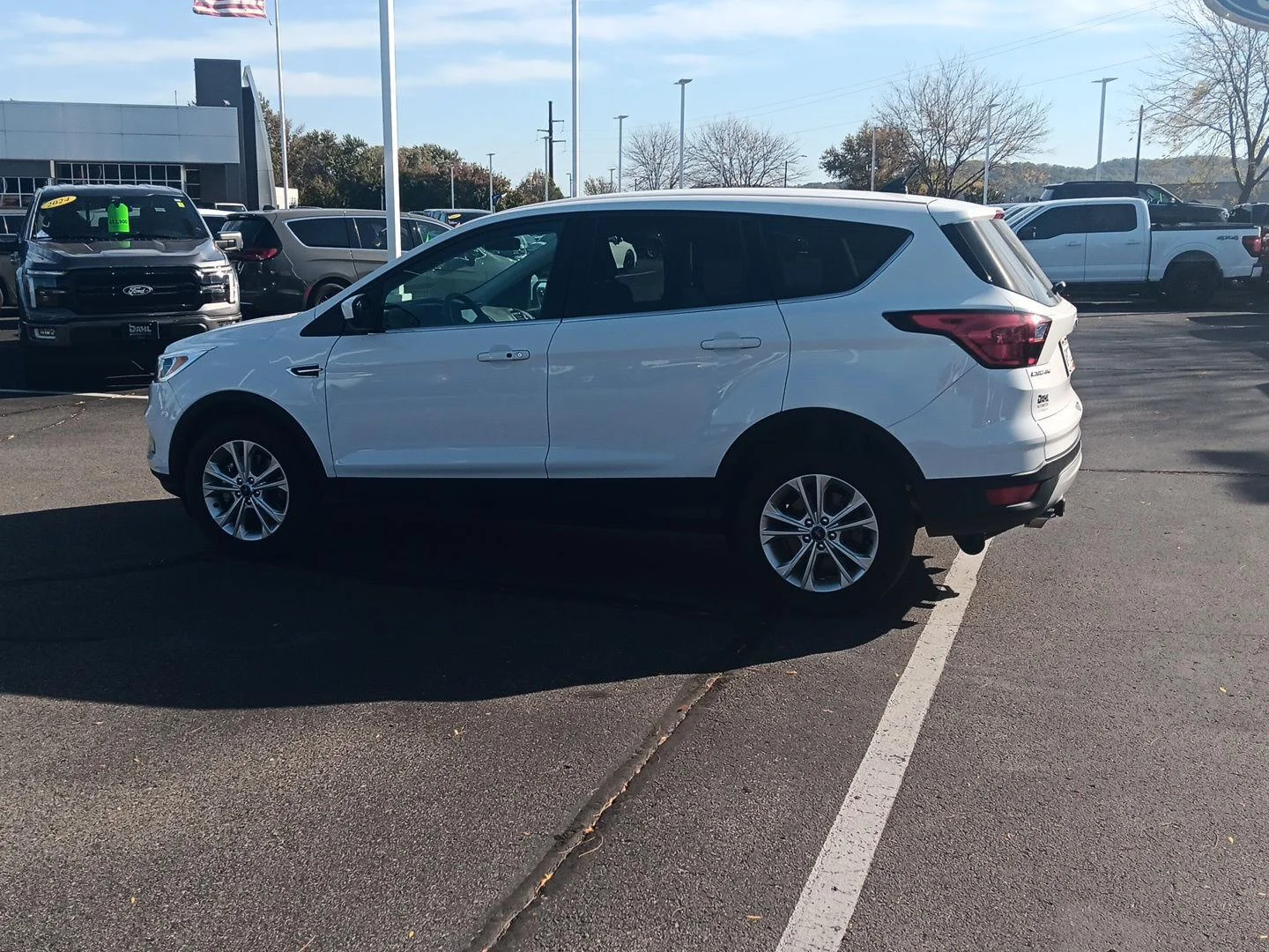 Used 2019 Oxford White Ford SE image 9