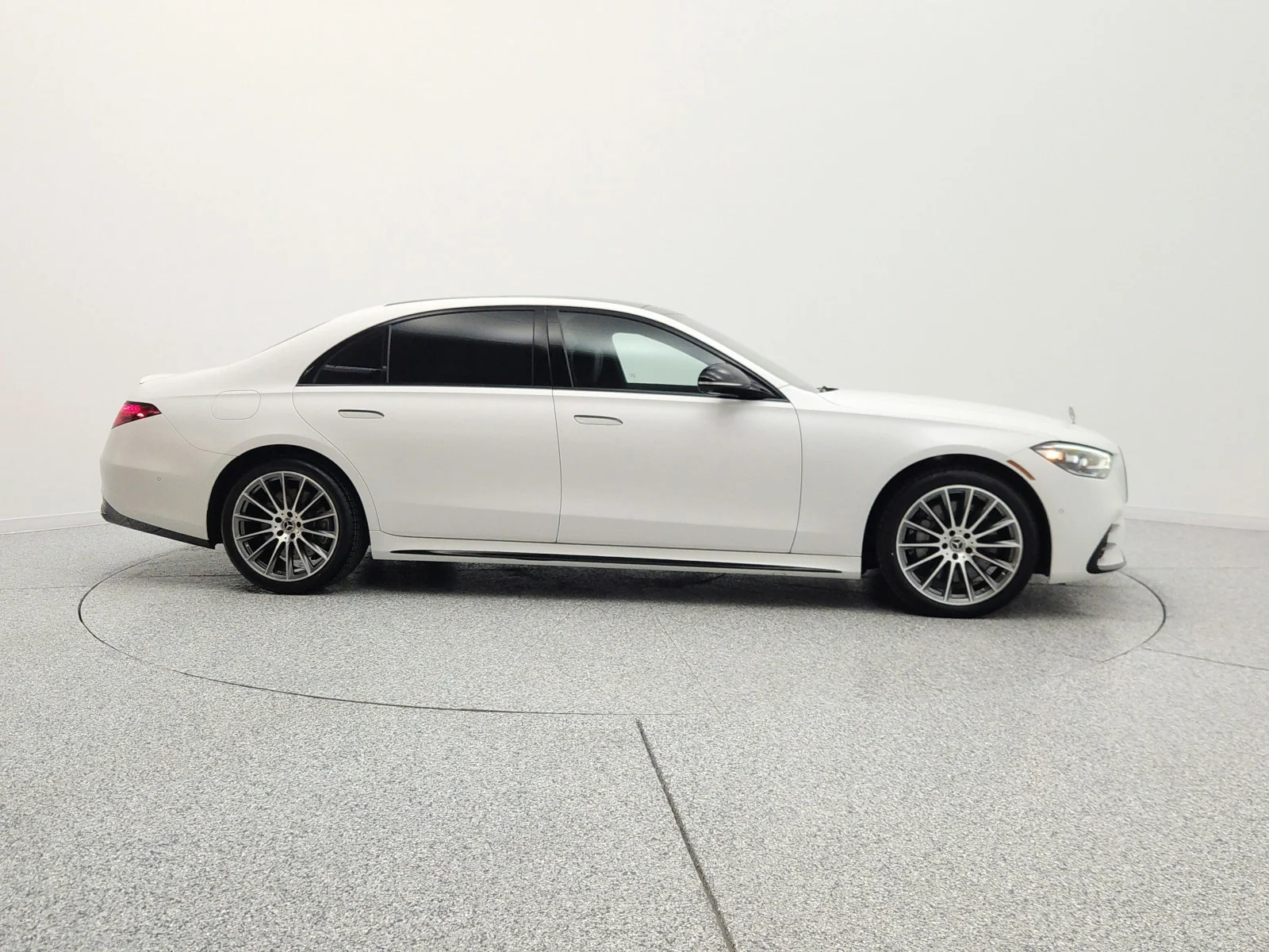 Used 2025 MANUFAKTUR Moonlight White Metallic Mercedes-Benz S 580 4MATIC® Sedan image 4