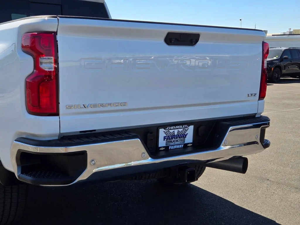 Used 2022 Summit White Chevrolet LTZ image 5